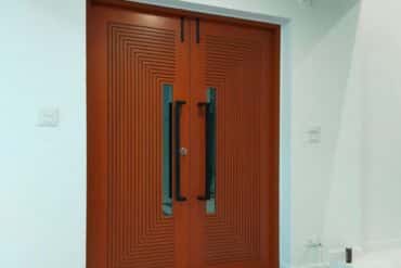 Kusen 2 Pintu Jati Minimalis Garis Kombinasi Panel Kaca: Elegansi dan Fungsionalitas dalam Satu Kesatuan