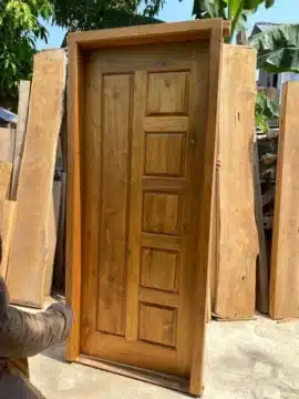 jenis kayu terbaik untuk pintu vila