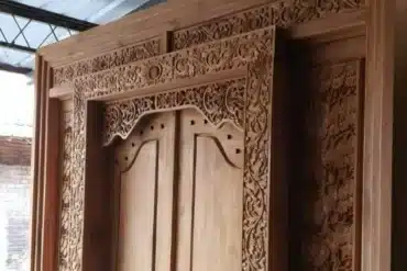 pintu kayu ukir