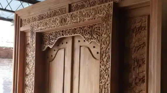 Pintu Kayu Ukir: Sentuhan Seni untuk Vila Berkelas